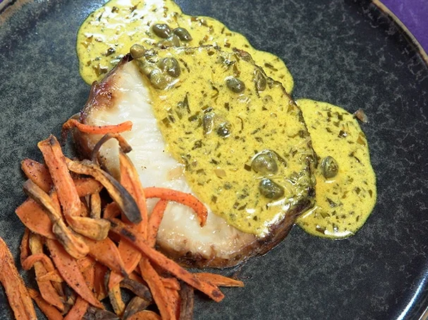 Gegrilltes Sellerie-Steak mit Café-de-Paris-Sauce und Süßkartoffelpommes - Rezept - Bild Nr. 2