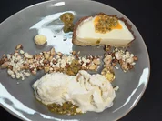 Weiße Schokoladentarte, Sahneeis mit Cashewcrunch und Zitronenpralinés - Rezept - Bild Nr. 2