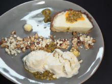 Weiße Schokoladentarte, Sahneeis mit Cashewcrunch und Zitronenpralinés - Rezept - Bild Nr. 2