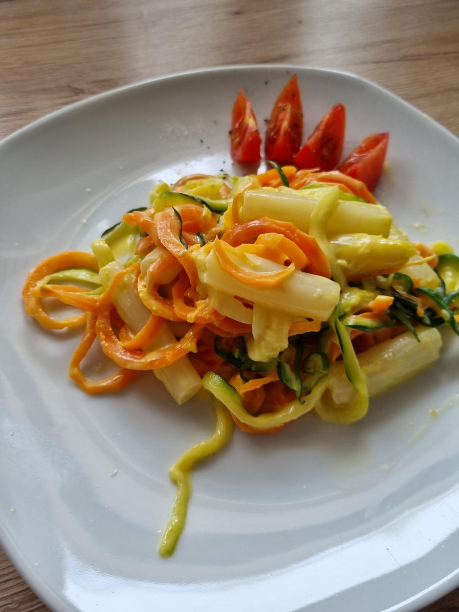 Spargel mit Zucchini -/ Möhrenspaghetti in Sauce Hollandaise - Rezept - Bild Nr. 2