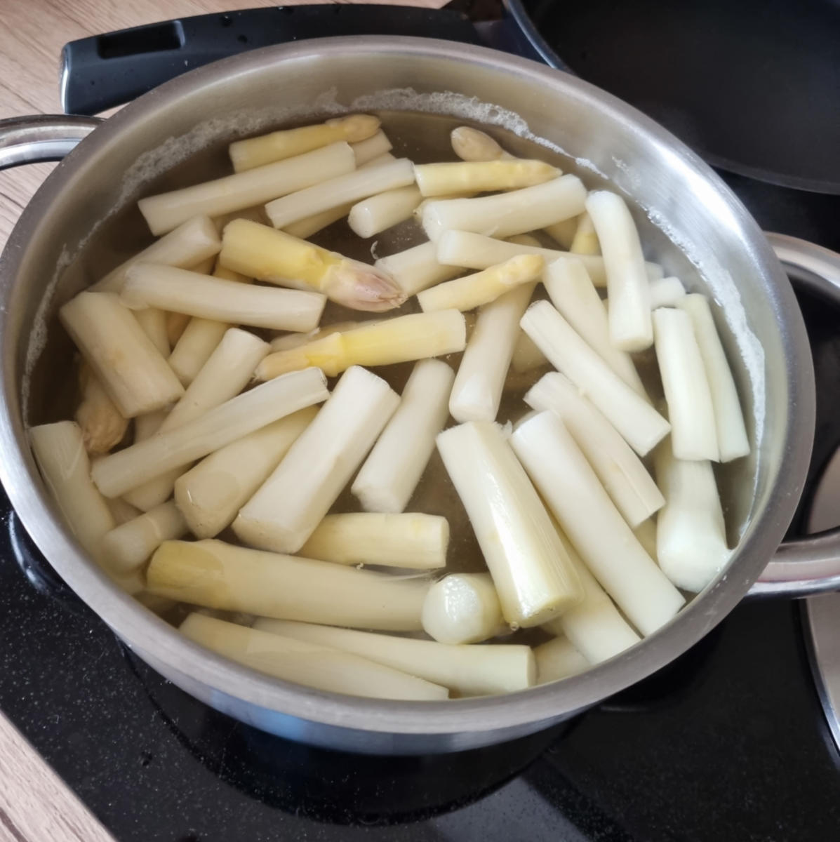 Spargel mit Zucchini -/ Möhrenspaghetti in Sauce Hollandaise - Rezept - Bild Nr. 3