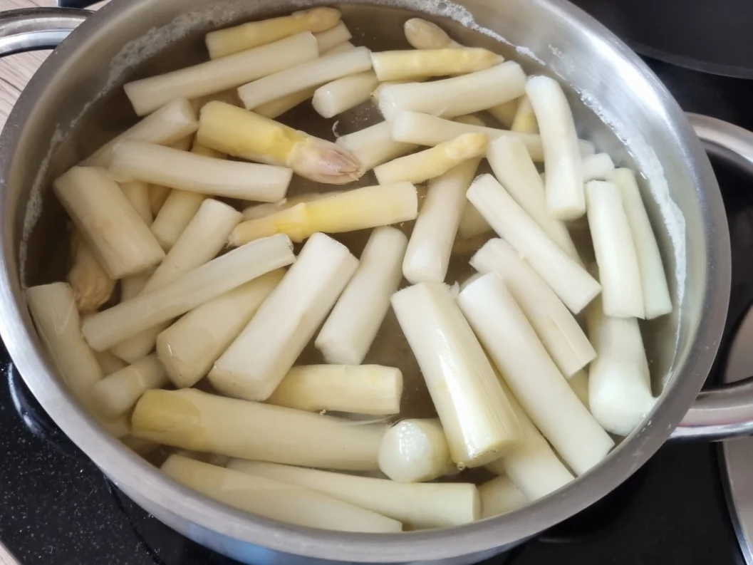 Spargel mit Zucchini -/ Möhrenspaghetti in Sauce Hollandaise - Rezept - Bild Nr. 3