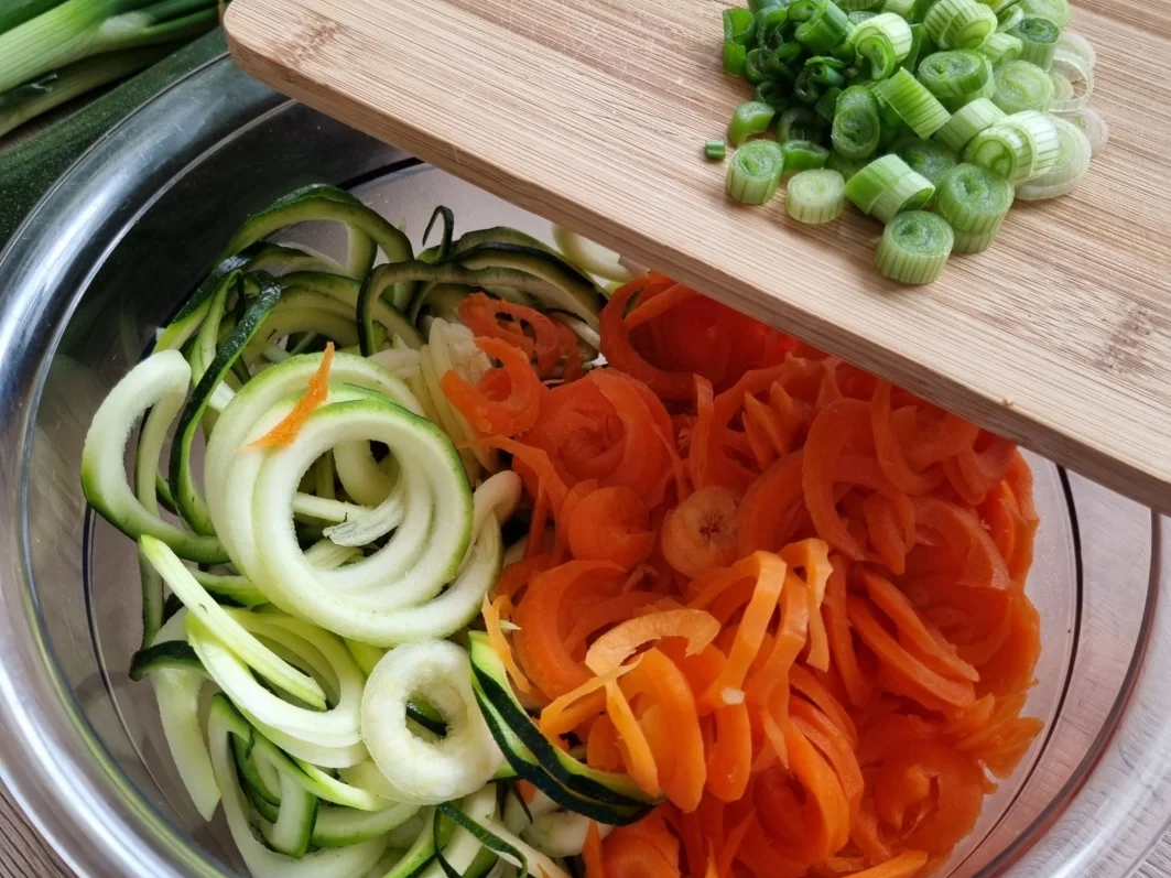 Spargel mit Zucchini -/ Möhrenspaghetti in Sauce Hollandaise - Rezept - Bild Nr. 4