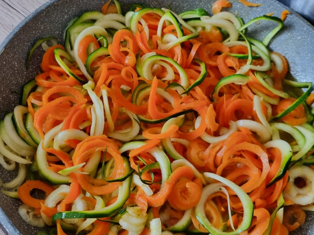 Spargel mit Zucchini -/ Möhrenspaghetti in Sauce Hollandaise - Rezept - Bild Nr. 15723