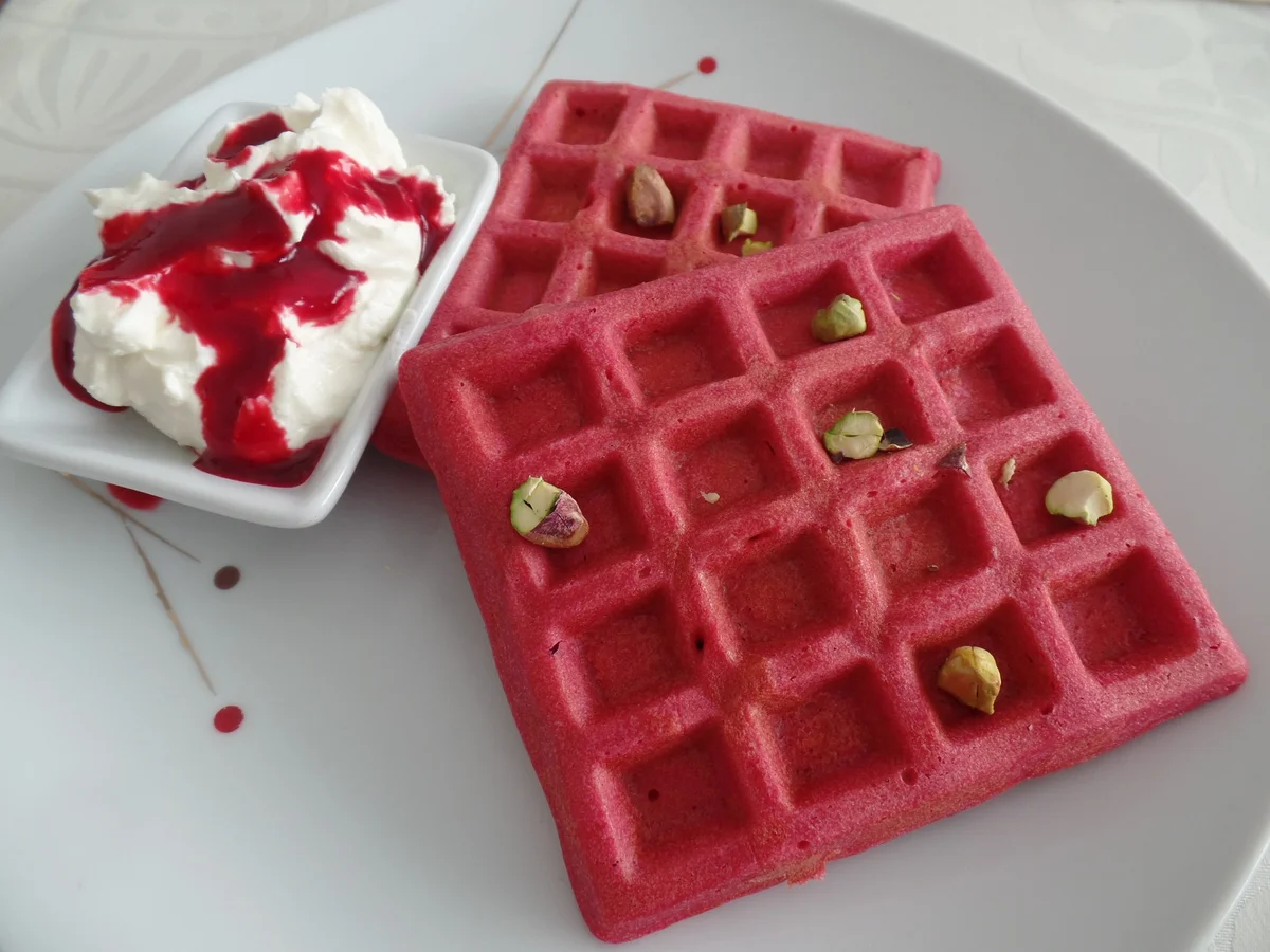 Rezept: Rote Bete-Waffeln mit Quark-Mascapone -Creme und Himbeersauce Bild Nr. 15720 Rote Bete-Waffeln mit Quark-Mascapone -Creme und Himbeersauce - Rezept - Bild Nr. 15720
