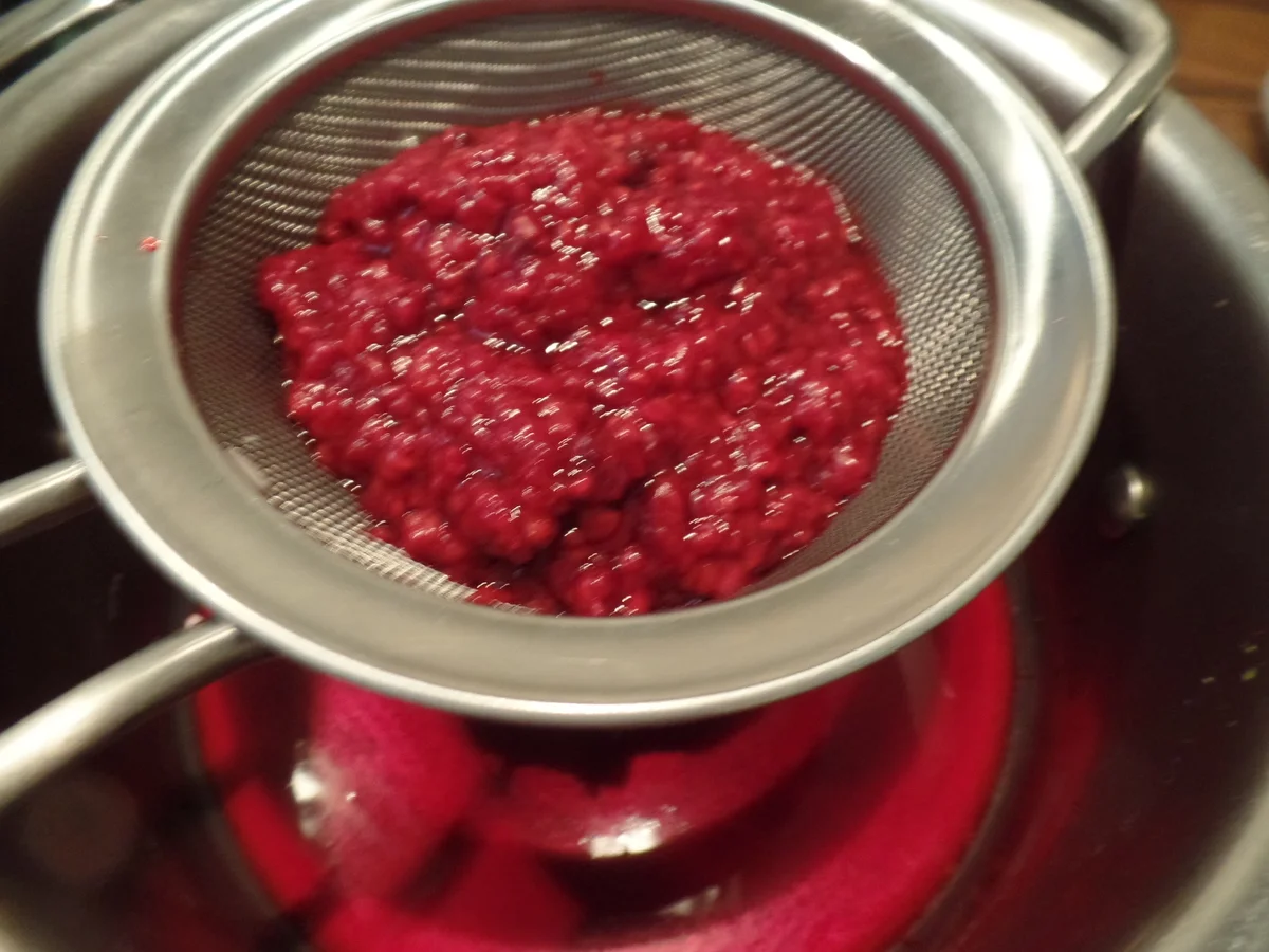 Rezept: Rote Bete-Waffeln mit Quark-Mascapone -Creme und Himbeersauce Bild Nr. 15726 Rote Bete-Waffeln mit Quark-Mascapone -Creme und Himbeersauce - Rezept - Bild Nr. 15726