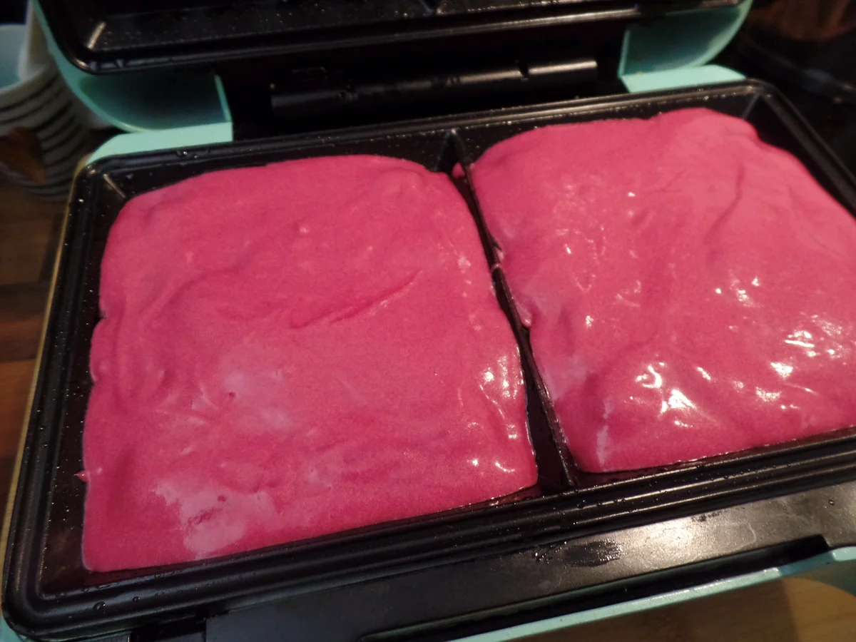 Rezept: Rote Bete-Waffeln mit Quark-Mascapone -Creme und Himbeersauce Bild Nr. 15729 Rote Bete-Waffeln mit Quark-Mascapone -Creme und Himbeersauce - Rezept - Bild Nr. 15729