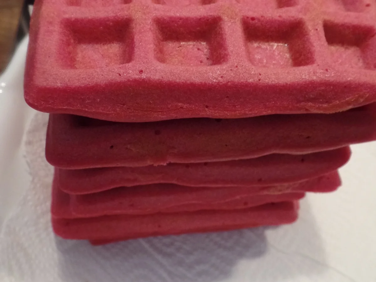 Rezept: Rote Bete-Waffeln mit Quark-Mascapone -Creme und Himbeersauce Bild Nr. 15731 Rote Bete-Waffeln mit Quark-Mascapone -Creme und Himbeersauce - Rezept - Bild Nr. 15731