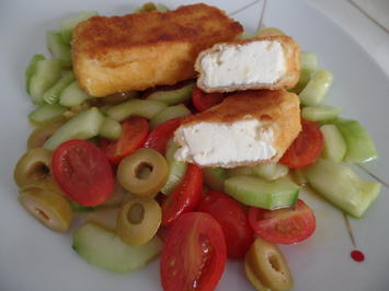 Rezept: Feta -Sticks auf Tomaten-Gurken-Salat