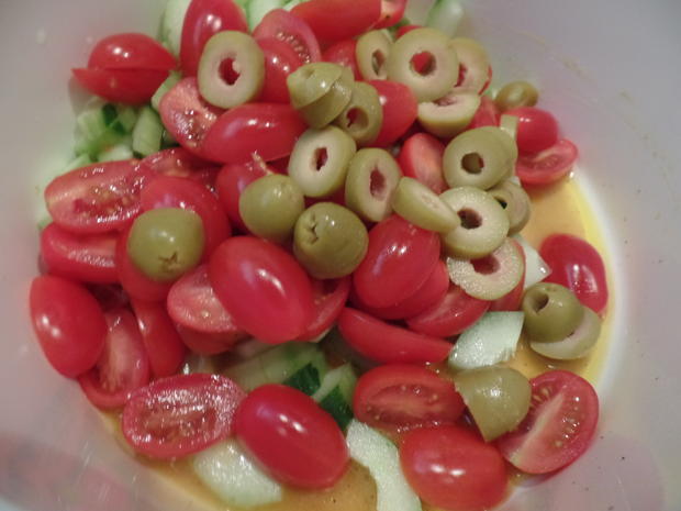 Feta -Sticks auf Tomaten-Gurken-Salat - Rezept - Bild Nr. 15765