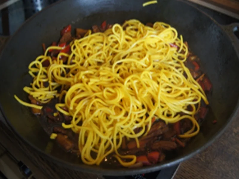 Asia-Nudeln mit Putenfleisch und Gemüse süßsauer - Rezept - Bild Nr. 15783