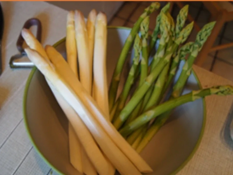 Zweierlei Spargel mit Petersilien-Hollandaise, Lachs und Drillingen - Rezept - Bild Nr. 5