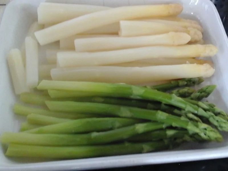 Rezept: Zweierlei Spargel mit Petersiliensauce, Schlemmerfilet und Drillingen Bild Nr. 15767 Zweierlei Spargel mit Petersiliensauce, Schlemmerfilet und Drillingen - Rezept - Bild Nr. 15767