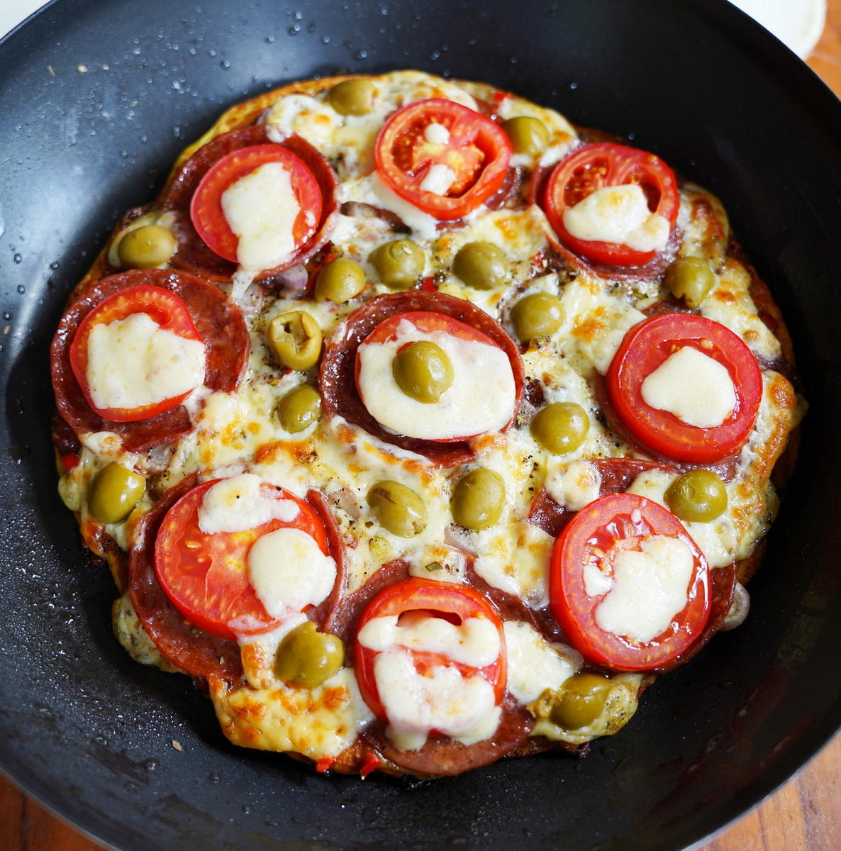 Pfannenpizza mit Eselsalami und grünen Oliven - Rezept - Bild Nr. 2