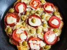 Pfannenpizza mit Eselsalami und grünen Oliven - Rezept - Bild Nr. 2