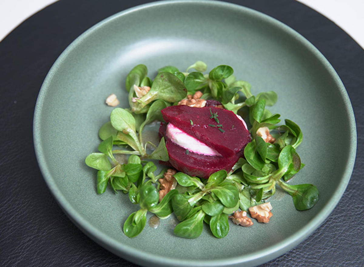 Rote Beete - Mozzarella Türmchen auf Feldsalat - Rezept - kochbar.de