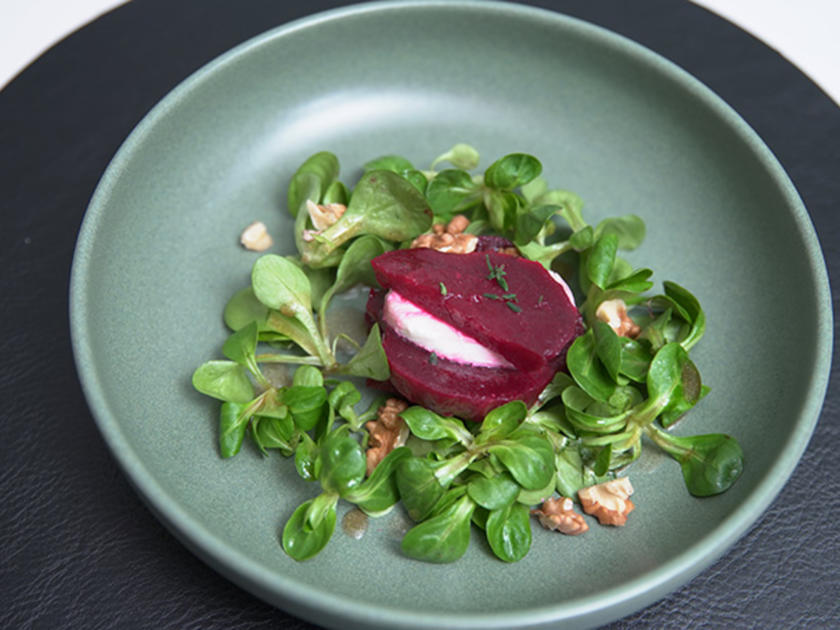 Rote Beete - Mozzarella Türmchen auf Feldsalat - Rezept - kochbar.de