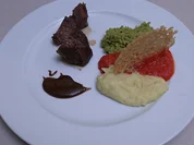 Kalbsbäckchen mit Paprika-Kartoffelpüree und Parmesantaler - Rezept - Bild Nr. 15767