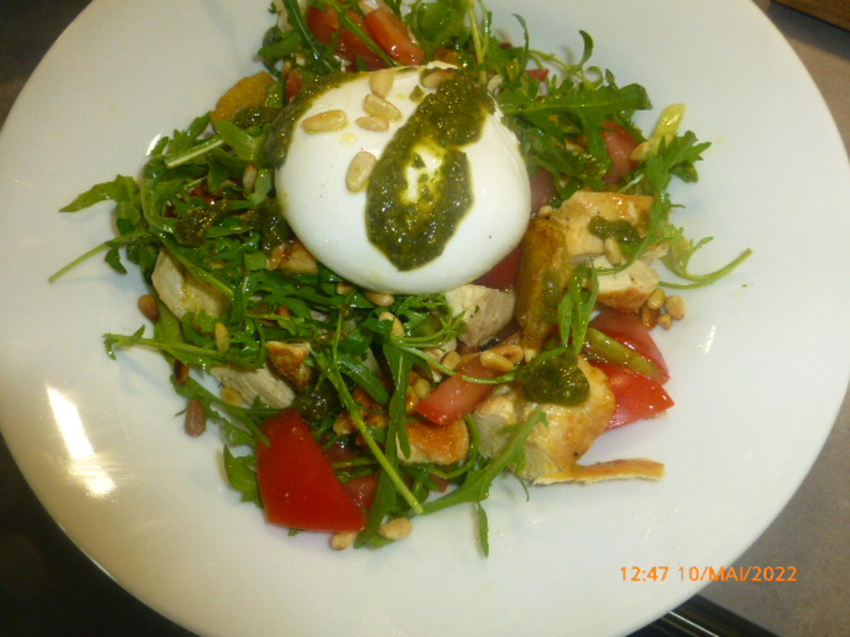 Hähnchensalat mit Burrata und Pesto - Rezept - kochbar.de