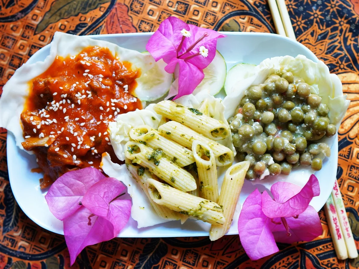 Rezept: Scharfes „Schweinegulasch“ mit Penne -- Rendang Babi dan Mi Bild Nr. 2 Scharfes „Schweinegulasch“ mit Penne -- Rendang Babi dan Mi - Rezept - Bild Nr. 2