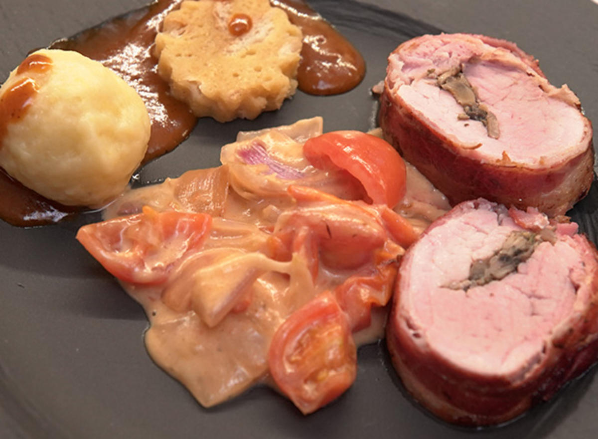 Gefüllte Schweinelende mit Knödel und Tomaten-Zwiebelgemüse - Rezept - Bild Nr. 2
