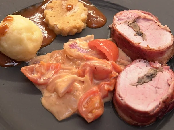 Rezept: Gefüllte Schweinelende mit Knödel und Tomaten-Zwiebelgemüse Bild Nr. 2 Gefüllte Schweinelende mit Knödel und Tomaten-Zwiebelgemüse - Rezept - Bild Nr. 2