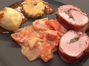 Rezept: Gefüllte Schweinelende mit Knödel und Tomaten-Zwiebelgemüse Bild Nr. 2 Gefüllte Schweinelende mit Knödel und Tomaten-Zwiebelgemüse - Rezept - Bild Nr. 2