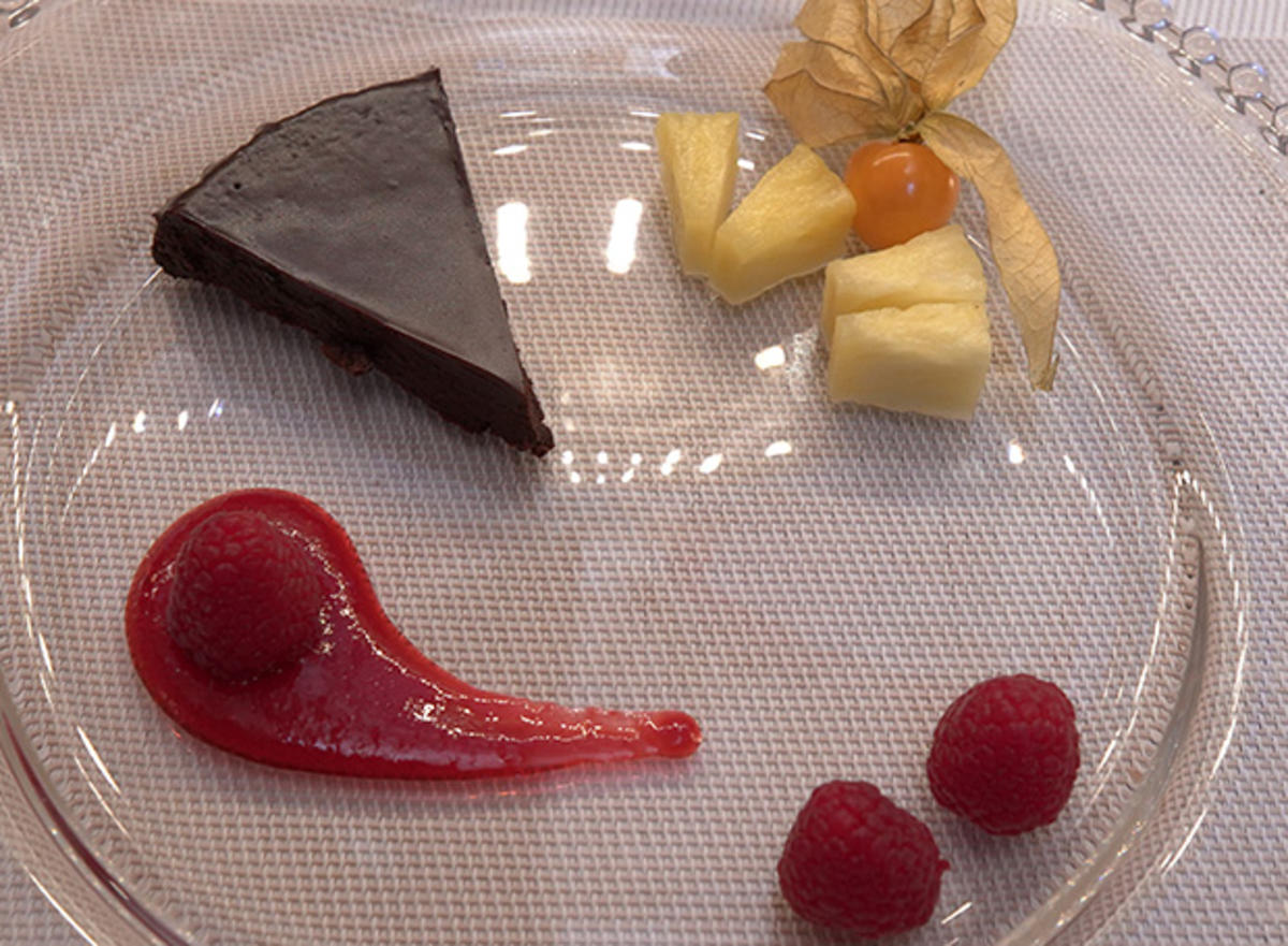 Dekadenter Schokoladenkuchen mit Himbeersoße und Mango-Mousse - Rezept - Bild Nr. 15775