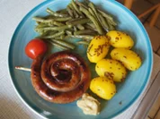 Bratwurst-Kringel mit grünen Butter-Bohnen und gelben Kümmel-Drillingen - Rezept - Bild Nr. 2