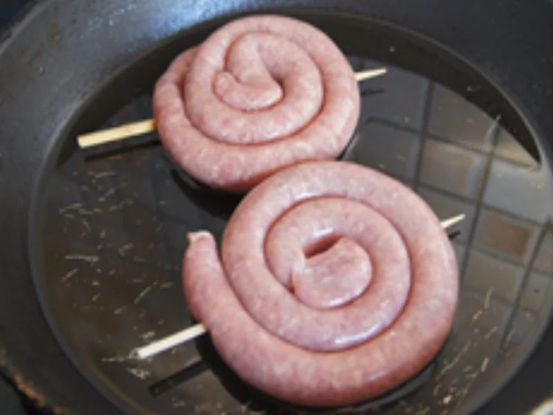 Rezept: Bratwurst-Kringel mit grünen Butter-Bohnen und gelben Kümmel-Drillingen Bild Nr. 3 Bratwurst-Kringel mit grünen Butter-Bohnen und gelben Kümmel-Drillingen - Rezept - Bild Nr. 3