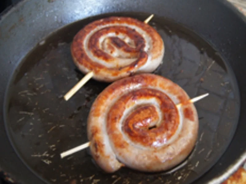 Rezept: Bratwurst-Kringel mit grünen Butter-Bohnen und gelben Kümmel-Drillingen Bild Nr. 4 Bratwurst-Kringel mit grünen Butter-Bohnen und gelben Kümmel-Drillingen - Rezept - Bild Nr. 4