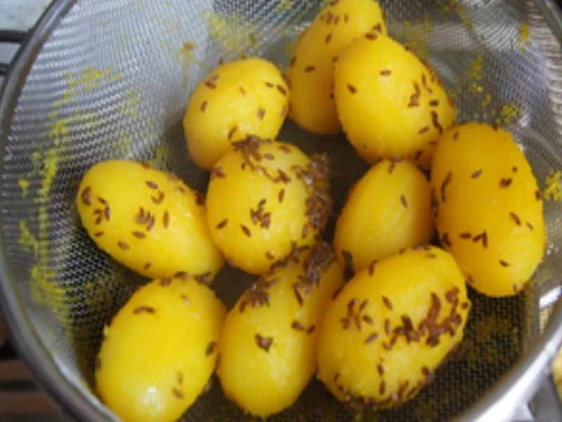 Rezept: Bratwurst-Kringel mit grünen Butter-Bohnen und gelben Kümmel-Drillingen Bild Nr. 6 Bratwurst-Kringel mit grünen Butter-Bohnen und gelben Kümmel-Drillingen - Rezept - Bild Nr. 6