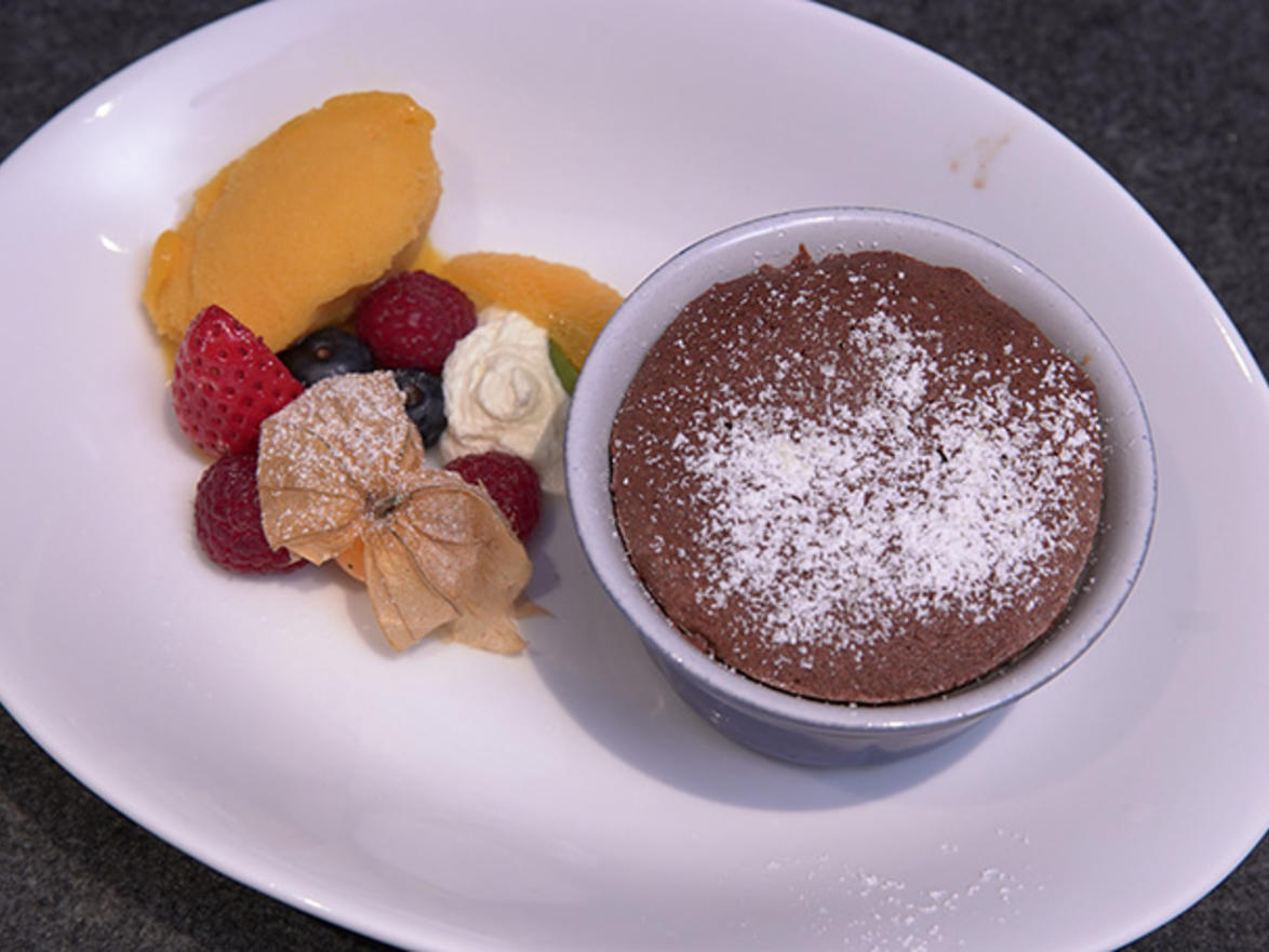 Schokoladenkuchen mit Passionsfruchtsorbet - von Das perfekte Dinner