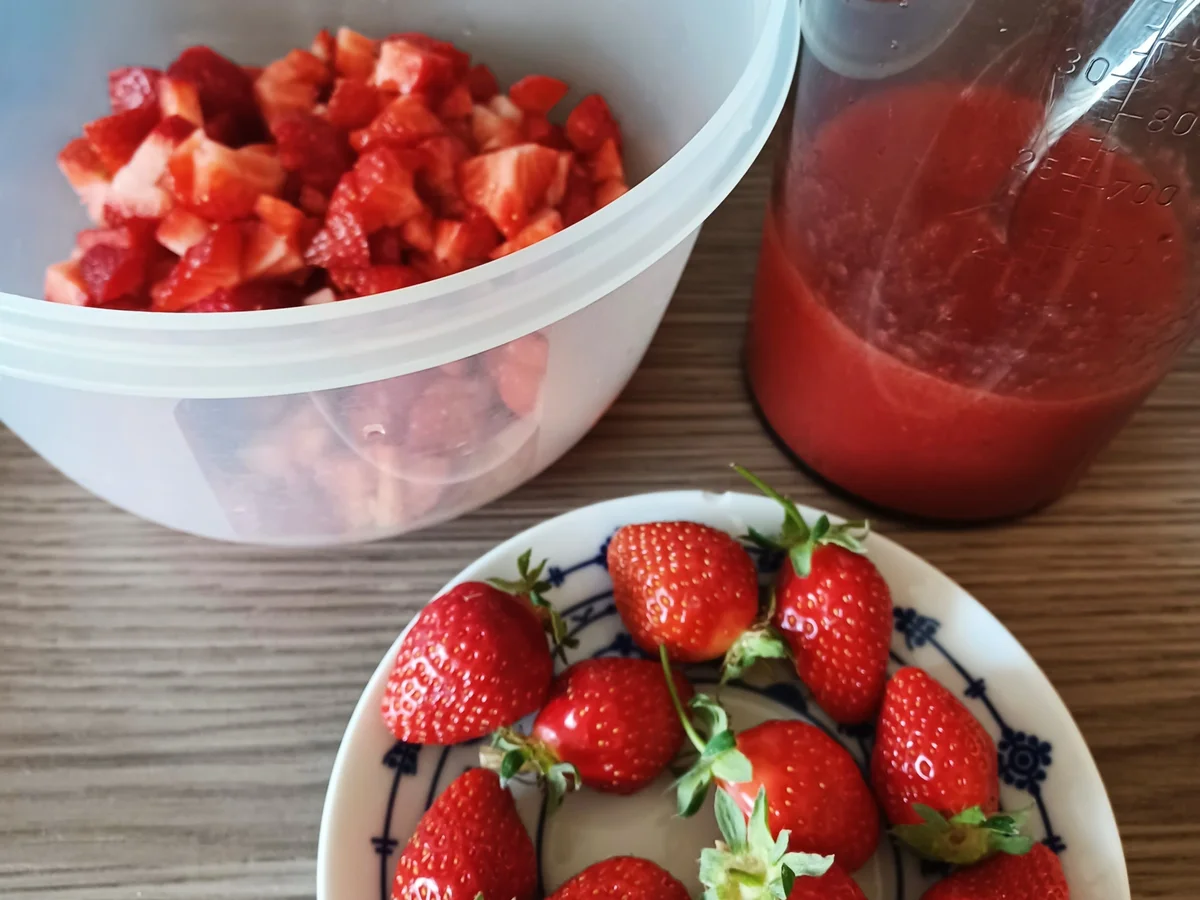 Schmand-Torte mit Erdbeeren in unterschiedlichen Texturen - Rezept - Bild Nr. 15777