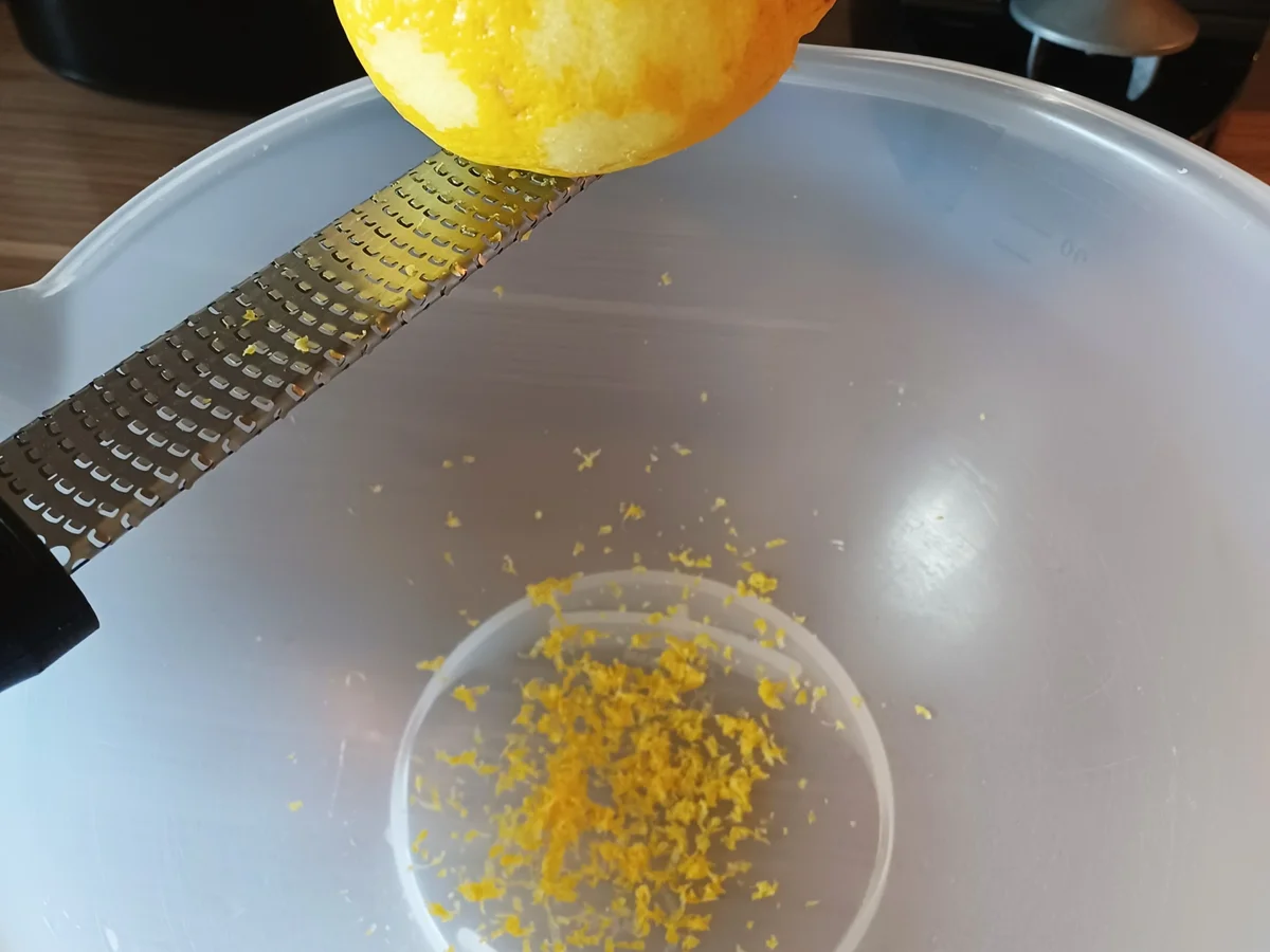 Schmand-Torte mit Erdbeeren in unterschiedlichen Texturen - Rezept - Bild Nr. 15779