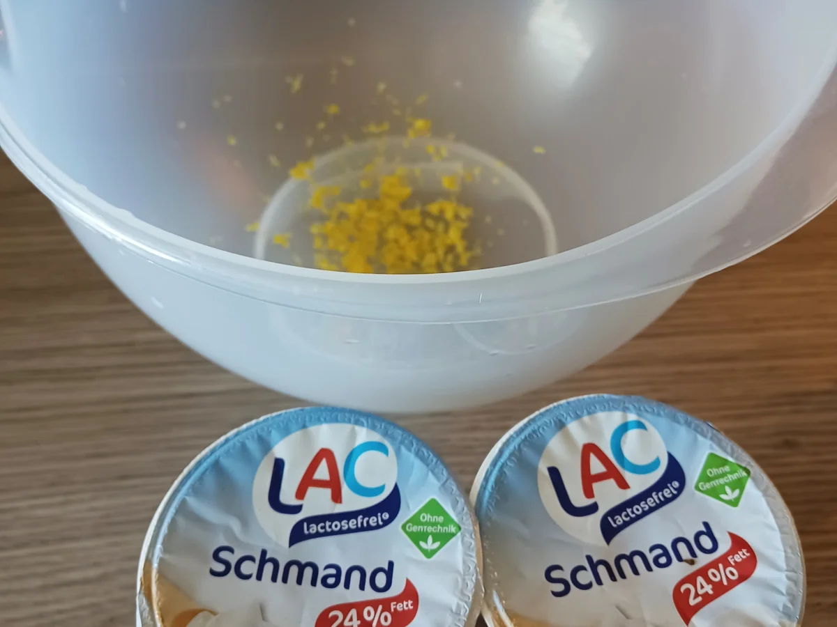 Schmand-Torte mit Erdbeeren in unterschiedlichen Texturen - Rezept - Bild Nr. 15780