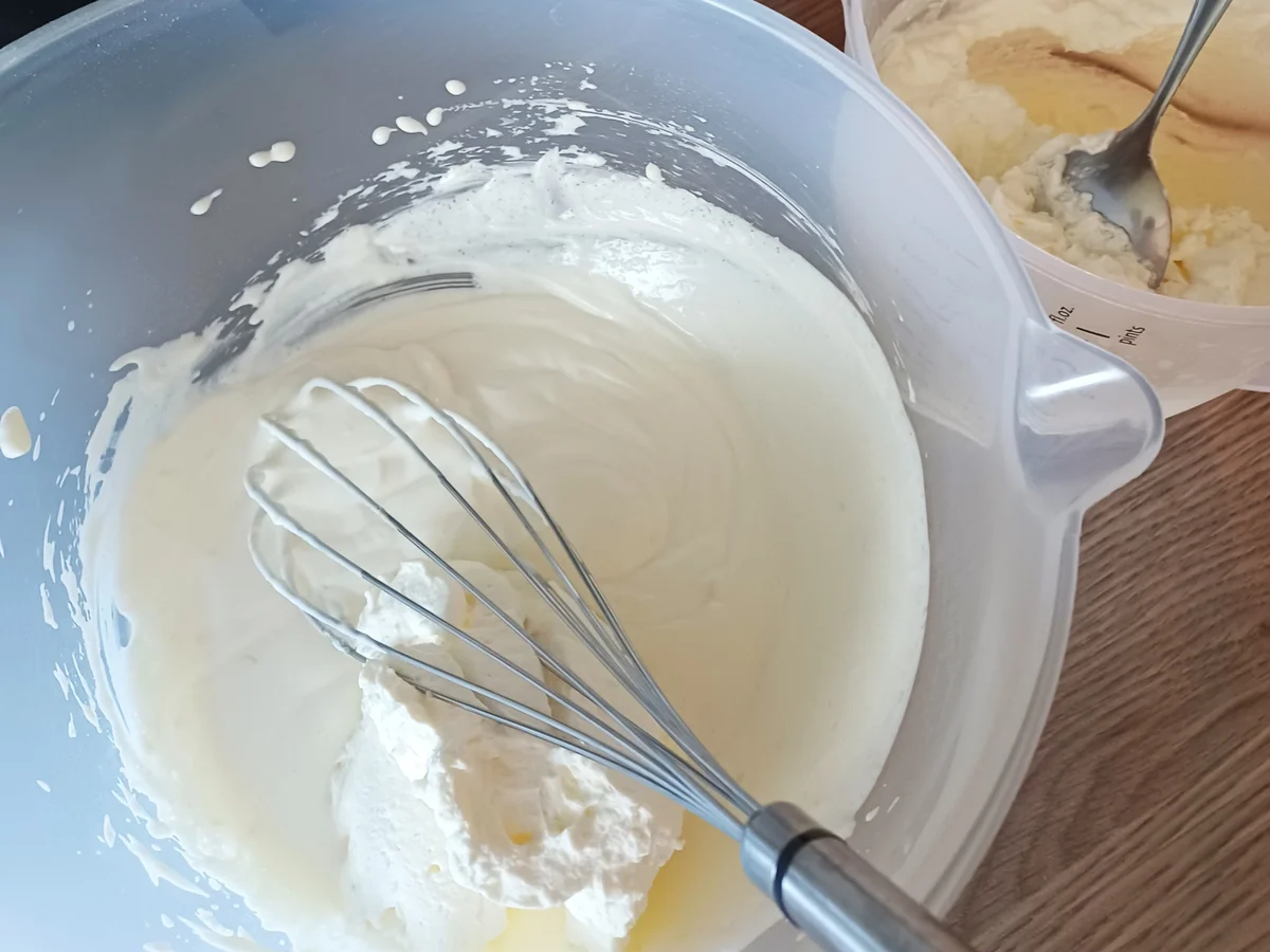 Schmand-Torte mit Erdbeeren in unterschiedlichen Texturen - Rezept - Bild Nr. 15781