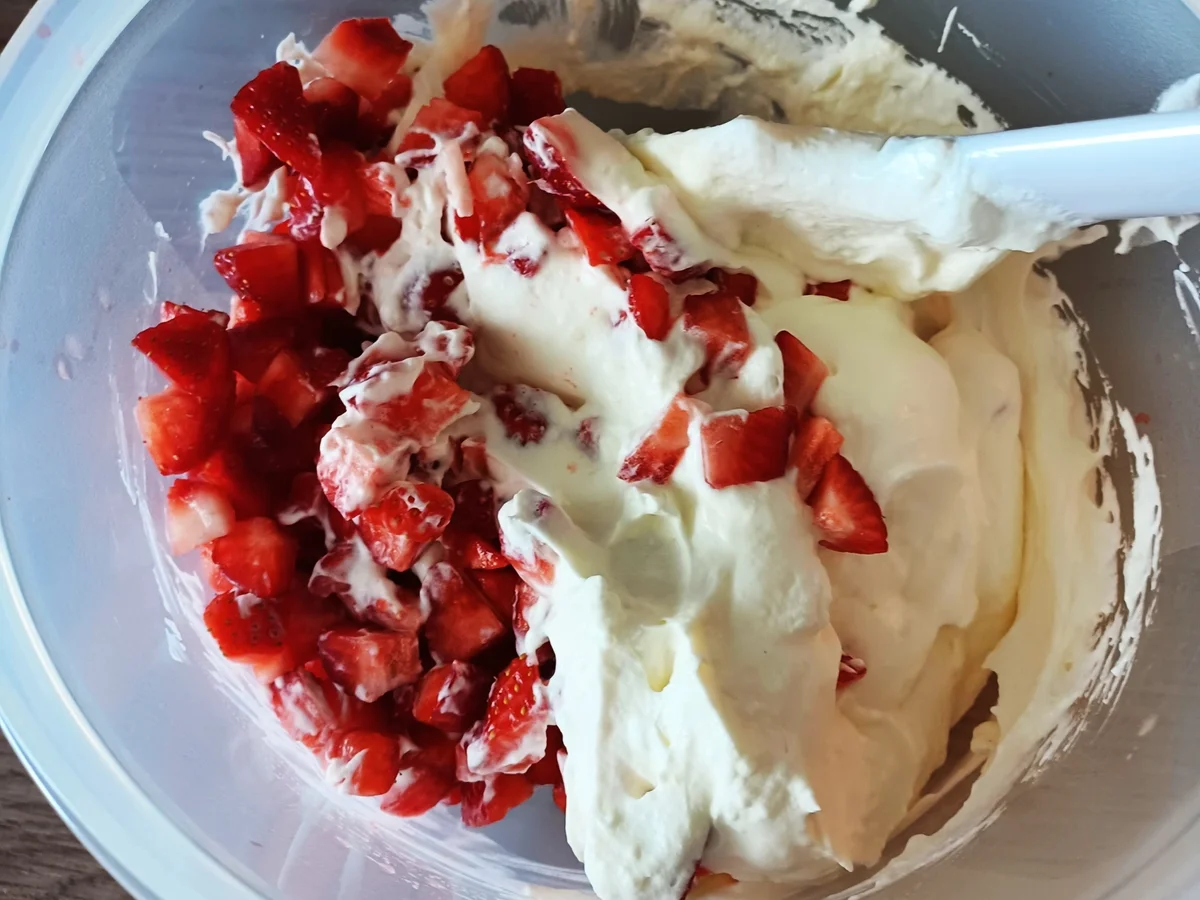 Schmand-Torte mit Erdbeeren in unterschiedlichen Texturen - Rezept - Bild Nr. 15782