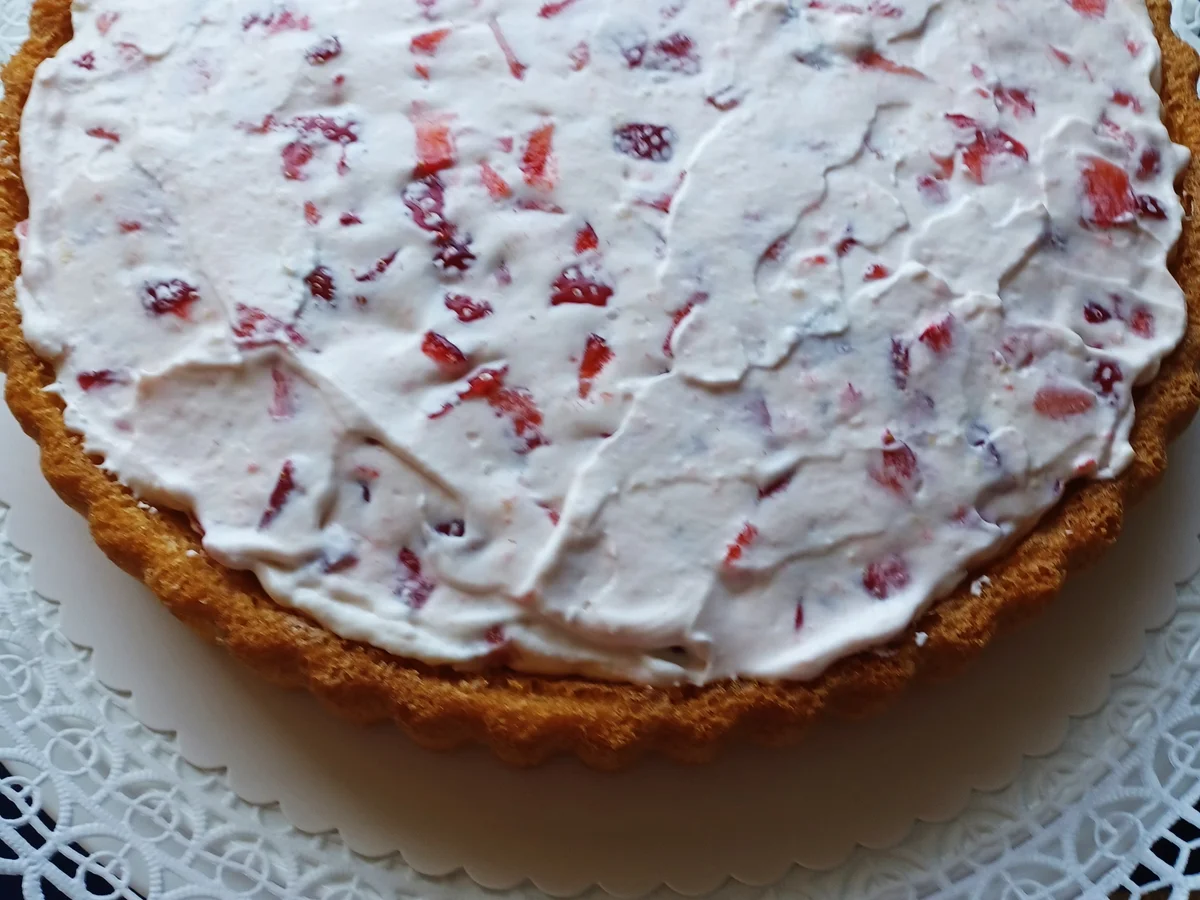 Schmand-Torte mit Erdbeeren in unterschiedlichen Texturen - Rezept - Bild Nr. 15783