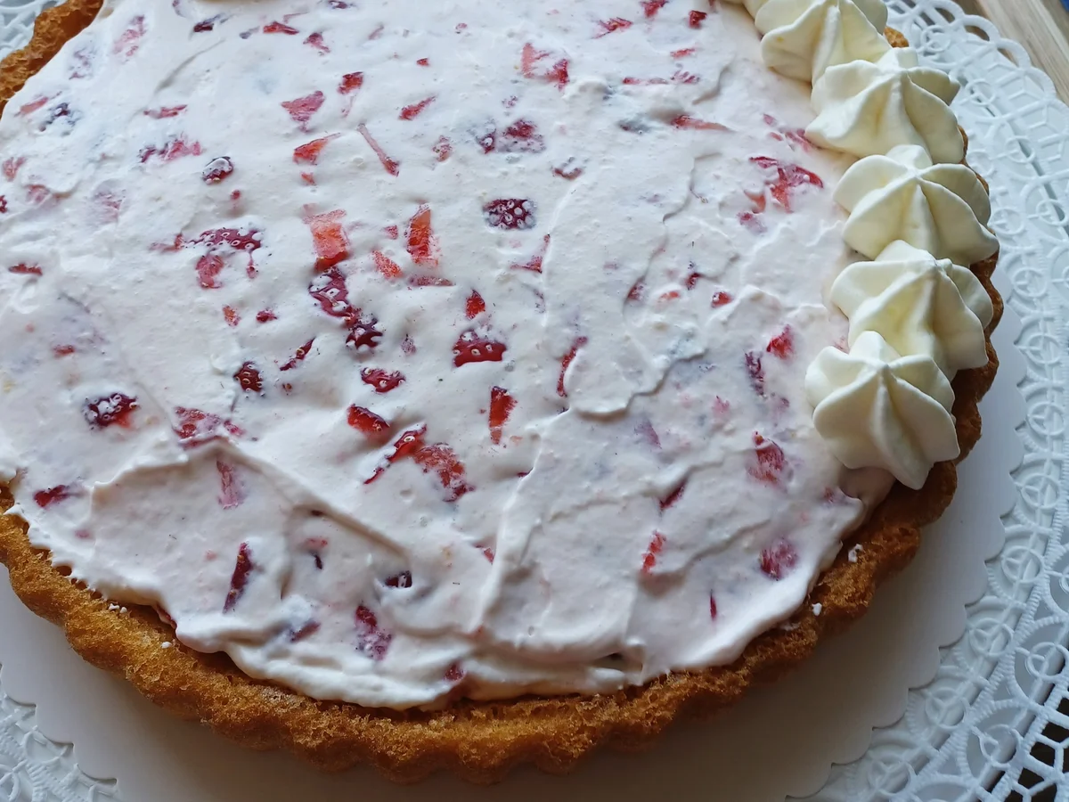Schmand-Torte mit Erdbeeren in unterschiedlichen Texturen - Rezept - Bild Nr. 15784