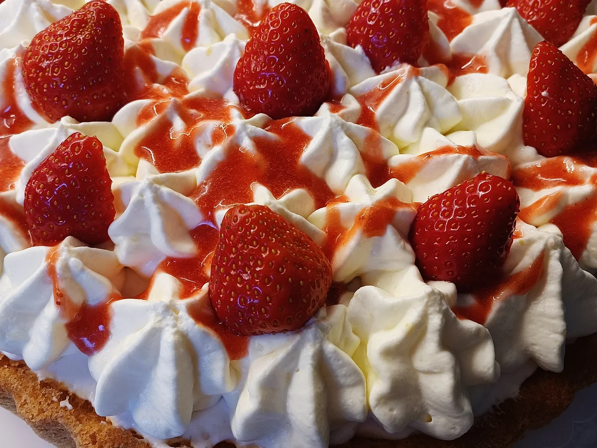 Schmand-Torte mit Erdbeeren in unterschiedlichen Texturen - Rezept - Bild Nr. 15787
