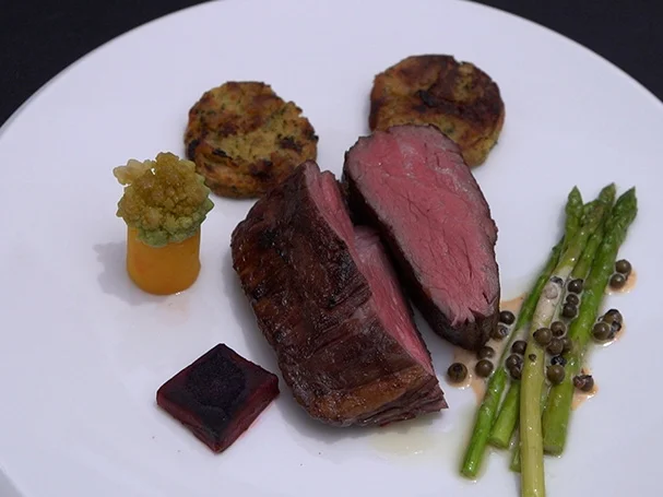 Txogitxu Beef mit Macaire-Kartoffeln, Pfeffer-Soße und Gemüse - Rezept - Bild Nr. 2