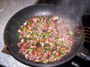 Rezept: Herzhafte Pfannkuchen mit braunen Champingnons und Lauchzwiebeln Herzhafte Pfannkuchen mit braunen Champingnons und Lauchzwiebeln - Rezept