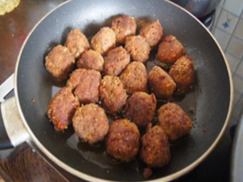 Rezept: Herzhaft-pikante Mettbällchen mit Wok-Gemüse und gelben Basmatireis Bild Nr. 15808 Herzhaft-pikante Mettbällchen mit Wok-Gemüse und gelben Basmatireis - Rezept - Bild Nr. 15808