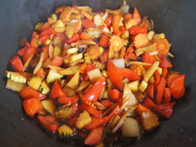 Rezept: Herzhaft-pikante Mettbällchen mit Wok-Gemüse und gelben Basmatireis Bild Nr. 15813 Herzhaft-pikante Mettbällchen mit Wok-Gemüse und gelben Basmatireis - Rezept - Bild Nr. 15813