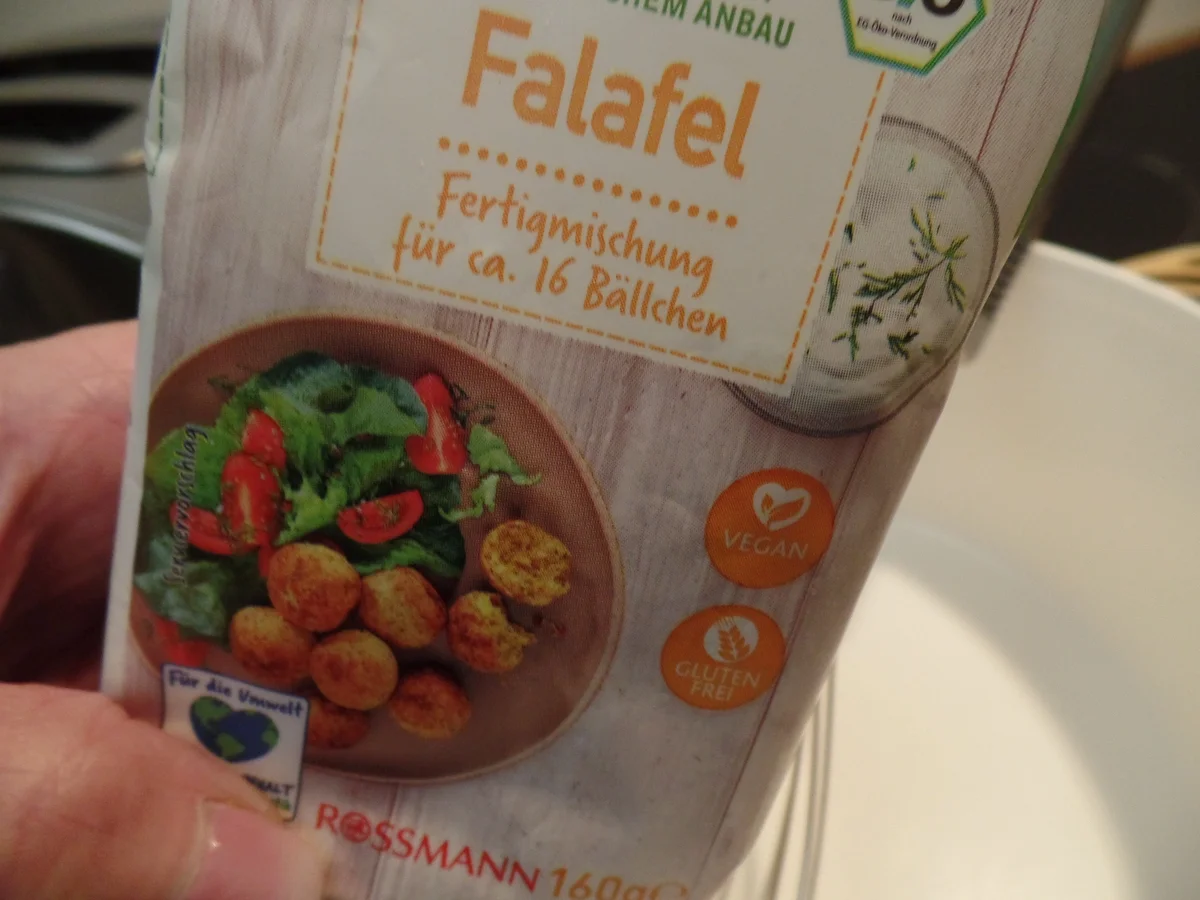 Falafel-Bratlinge auf Gurken-Salat - Rezept - Bild Nr. 15803
