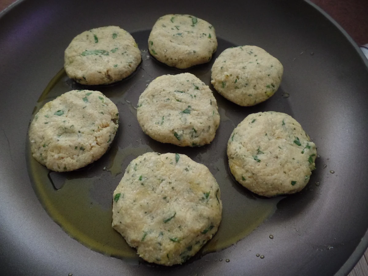Falafel-Bratlinge auf Gurken-Salat - Rezept - Bild Nr. 15807