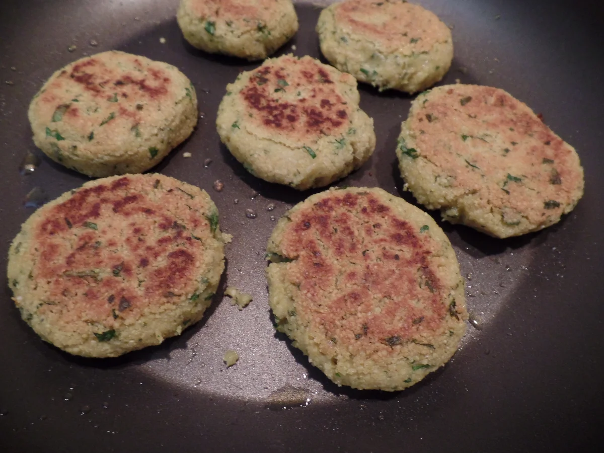 Falafel-Bratlinge auf Gurken-Salat - Rezept - Bild Nr. 15808