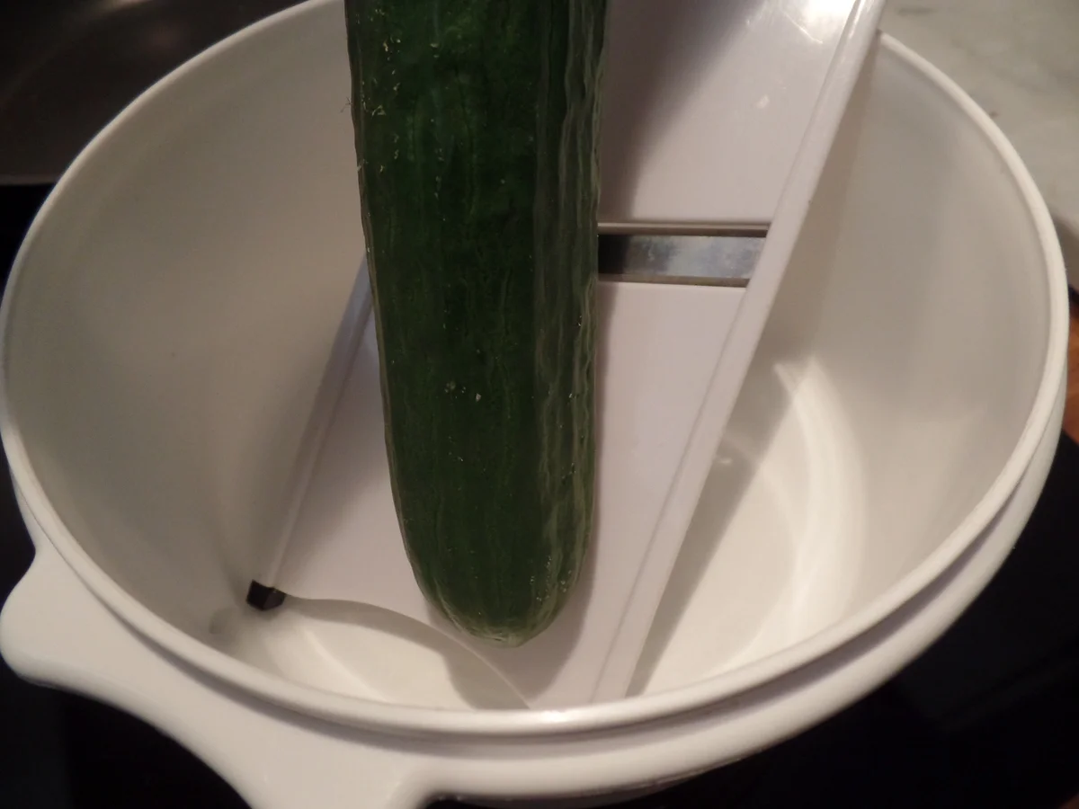 Falafel-Bratlinge auf Gurken-Salat - Rezept - Bild Nr. 15809