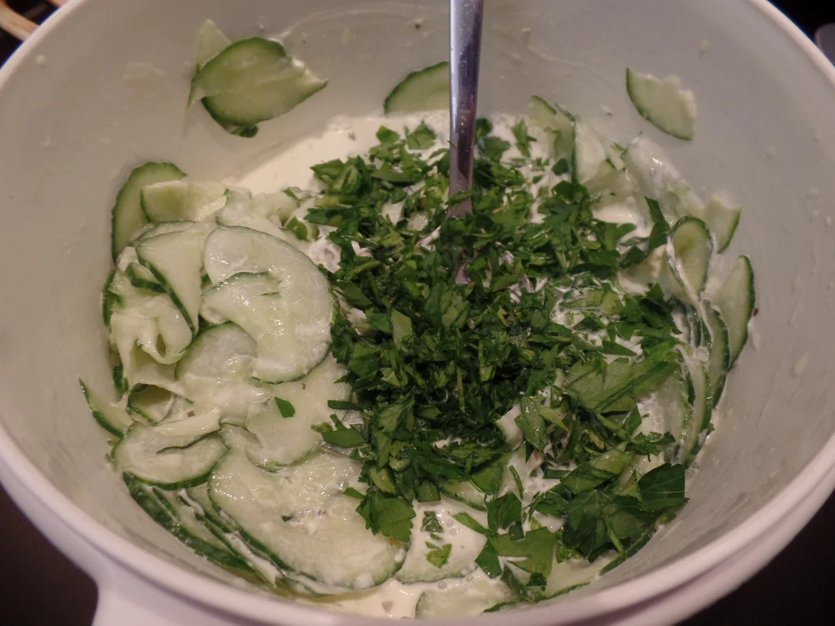 Falafel-Bratlinge auf Gurken-Salat - Rezept - Bild Nr. 15811